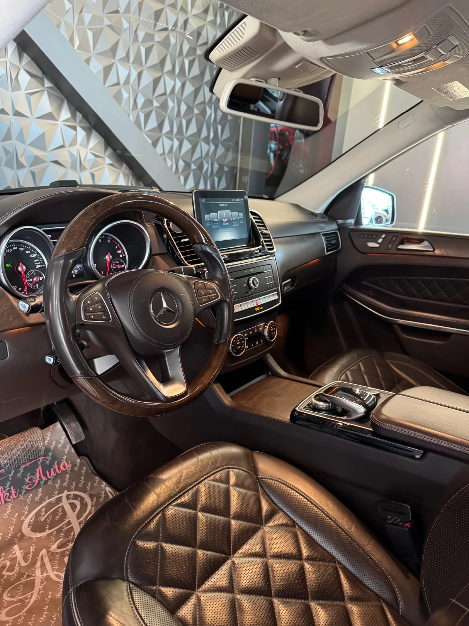 Mercedes-Benz GLS 500 4 MATIC * AMG * FULL Екстри * 6+ 1* HARMAN/KARDON - изображение 7