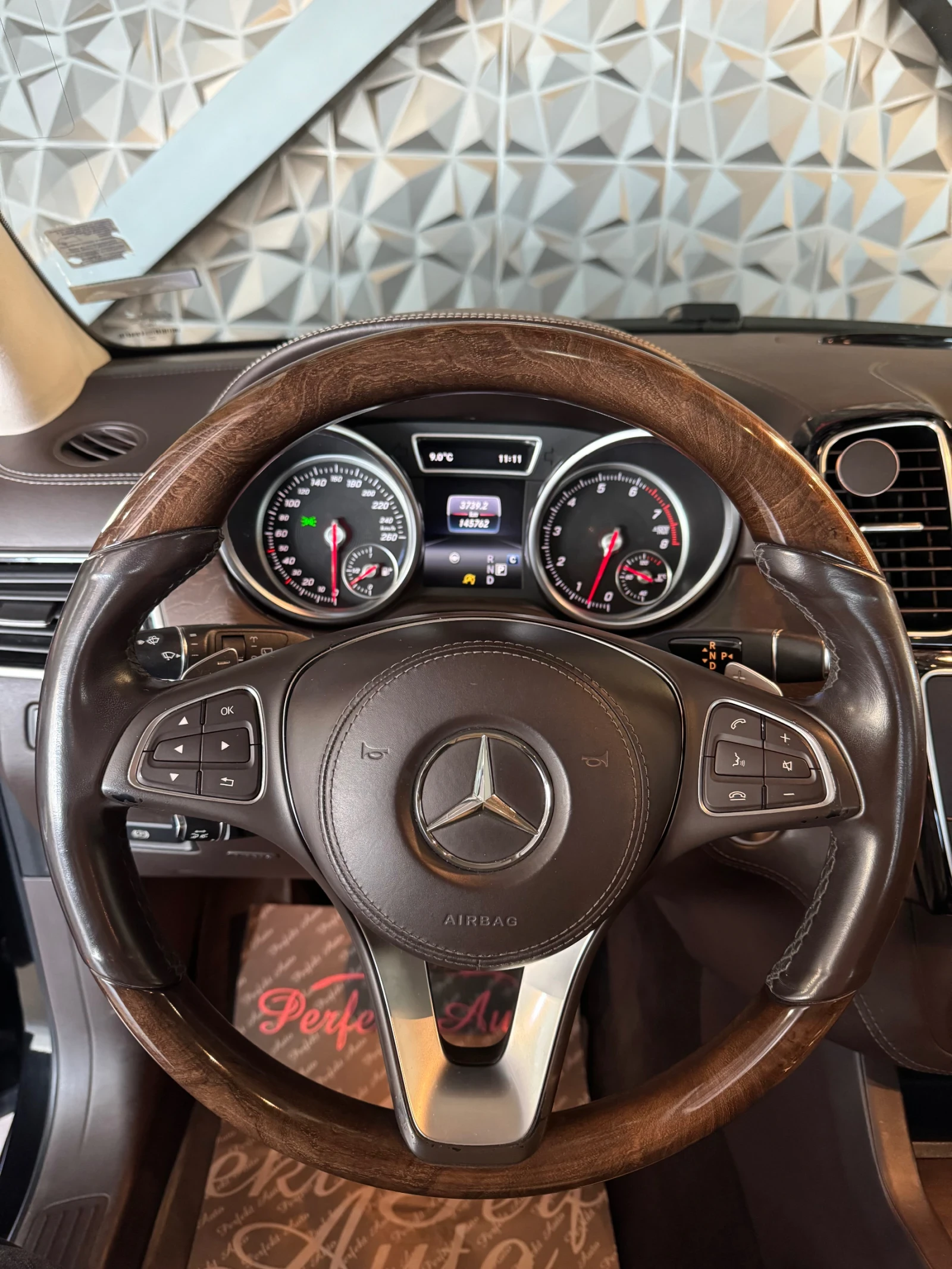 Mercedes-Benz GLS 500 4 MATIC * AMG * FULL Екстри * 6+ 1* HARMAN/KARDON - изображение 10