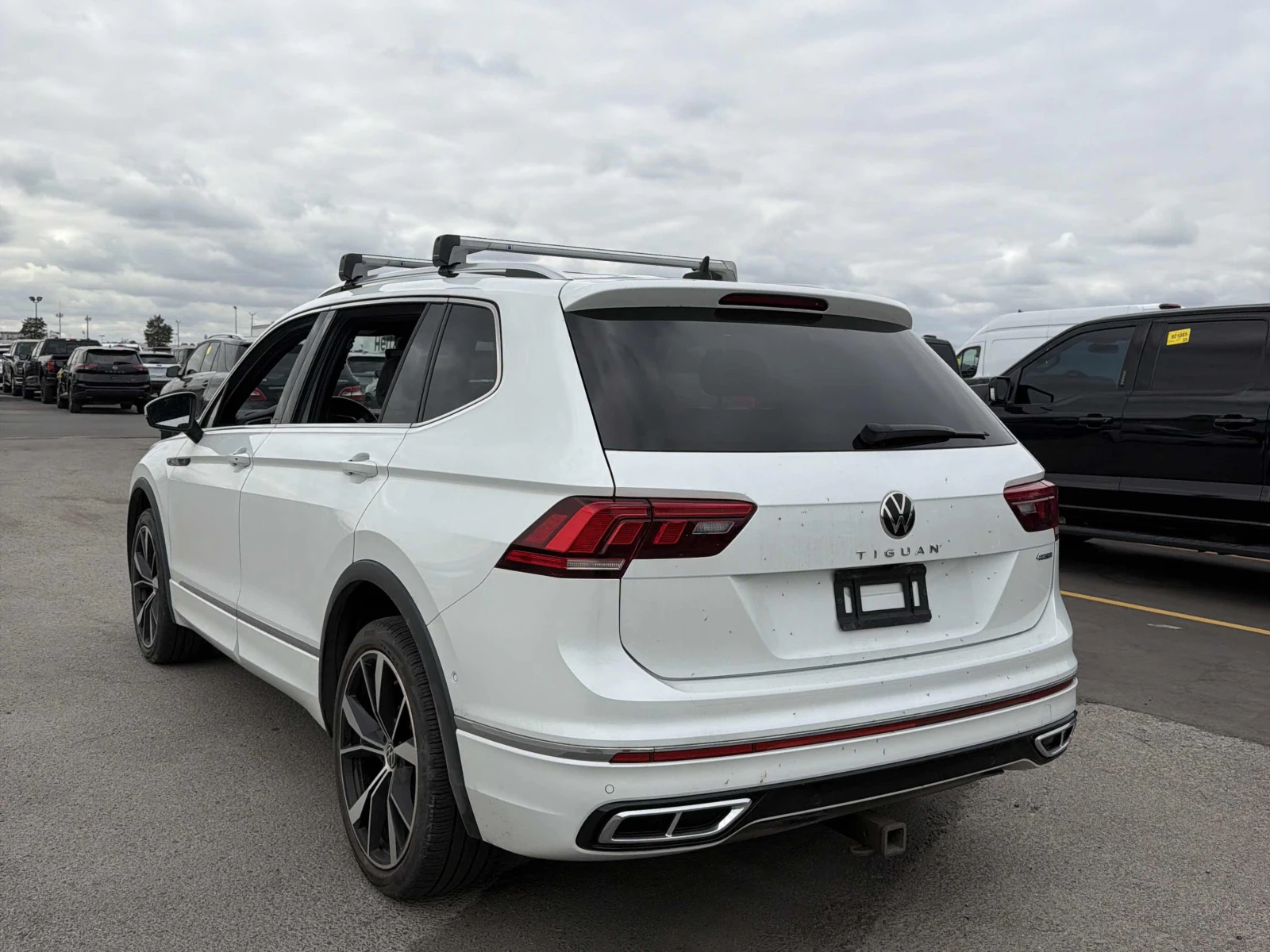 VW Tiguan Highline R-Line, снимка 2 - Автомобили и джипове - 56275161