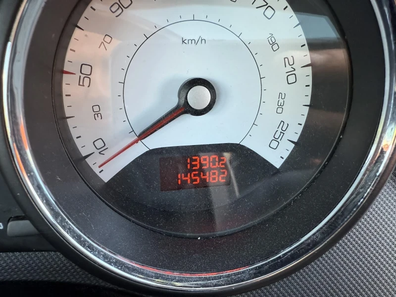 Peugeot 308 1.6 HDI, снимка 15 - Автомобили и джипове - 52752696