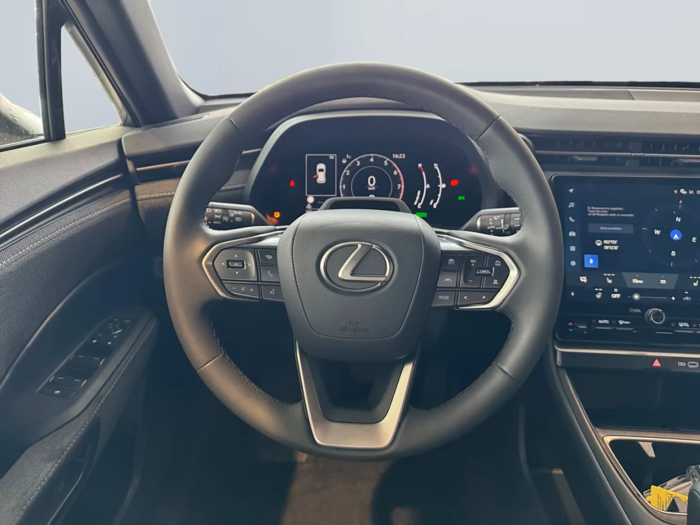 Lexus LBX CAMERA* DISTR* KEYLESS* , снимка 8 - Автомобили и джипове - 54740036