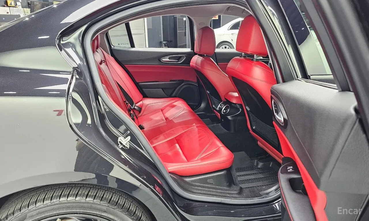 Alfa Romeo Giulia 2.0 | Кожа | LED | Navi | Камера | , снимка 12 - Автомобили и джипове - 55007452