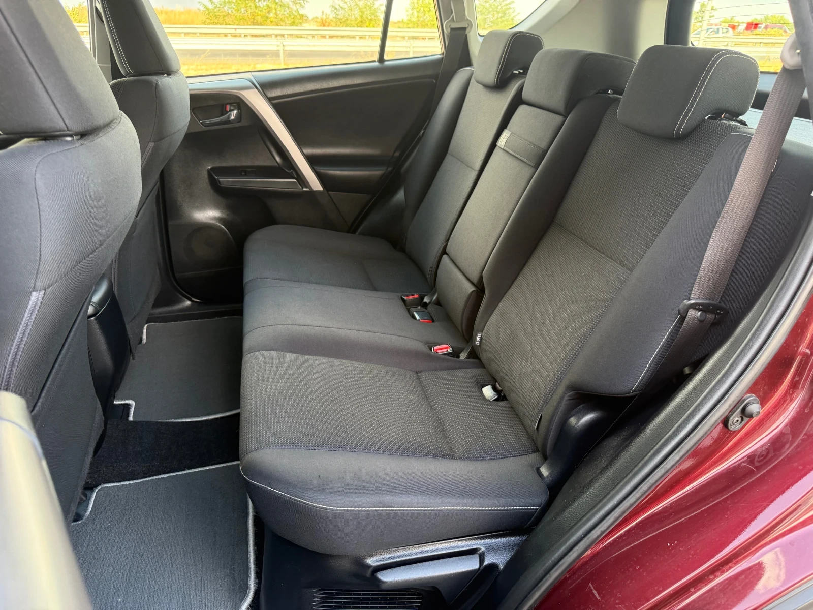 Toyota Rav4 2.5 HYBRID / KEYLESS / DISTRONIC / 176 000km., снимка 11 - Автомобили и джипове - 55943563