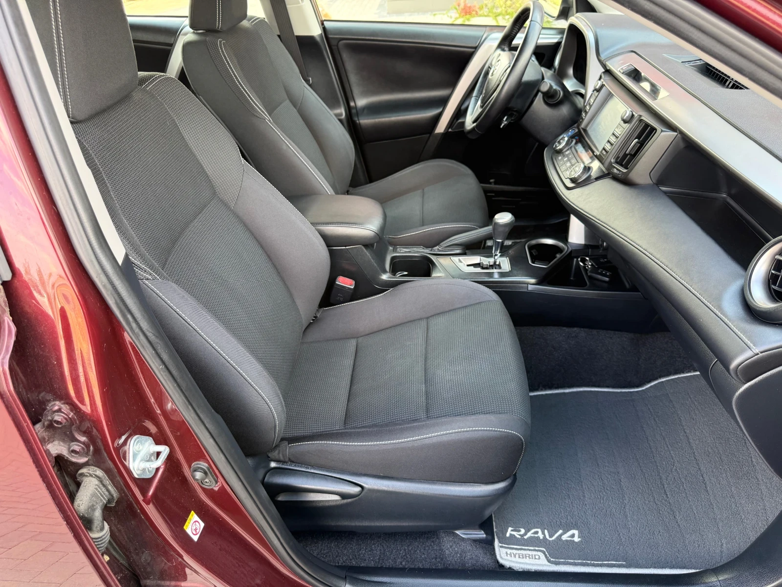 Toyota Rav4 2.5 HYBRID / KEYLESS / DISTRONIC / 176 000km., снимка 10 - Автомобили и джипове - 55943563