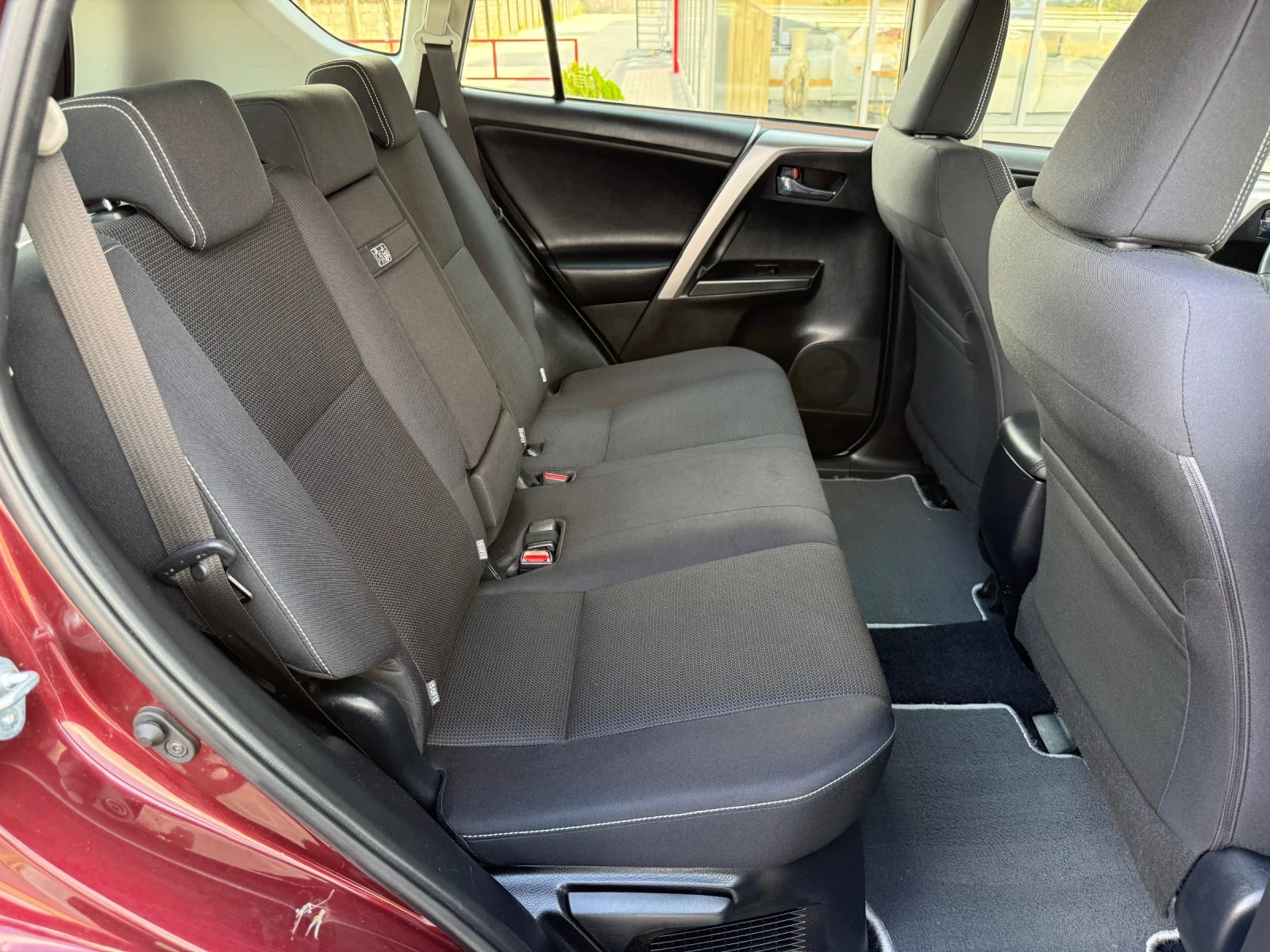 Toyota Rav4 2.5 HYBRID / KEYLESS / DISTRONIC / 176 000km., снимка 12 - Автомобили и джипове - 55943563