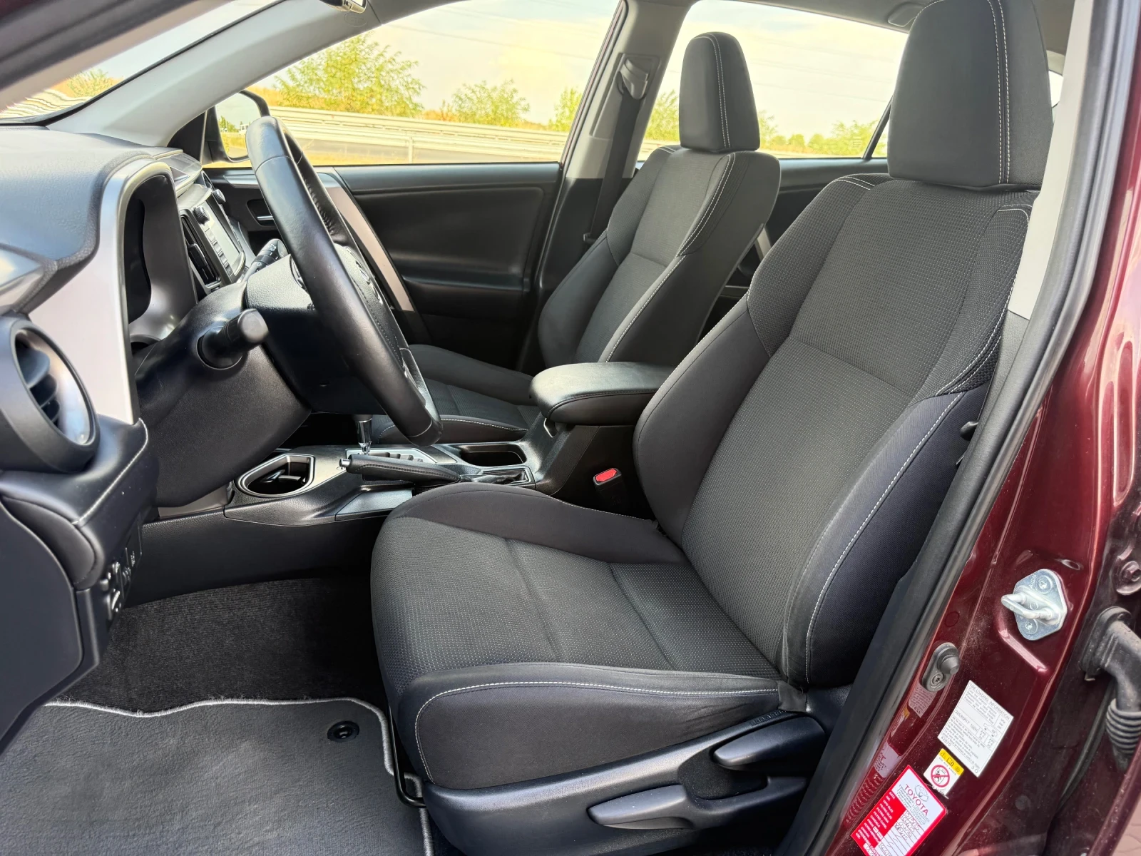 Toyota Rav4 2.5 HYBRID / KEYLESS / DISTRONIC / 176 000km., снимка 9 - Автомобили и джипове - 55943563
