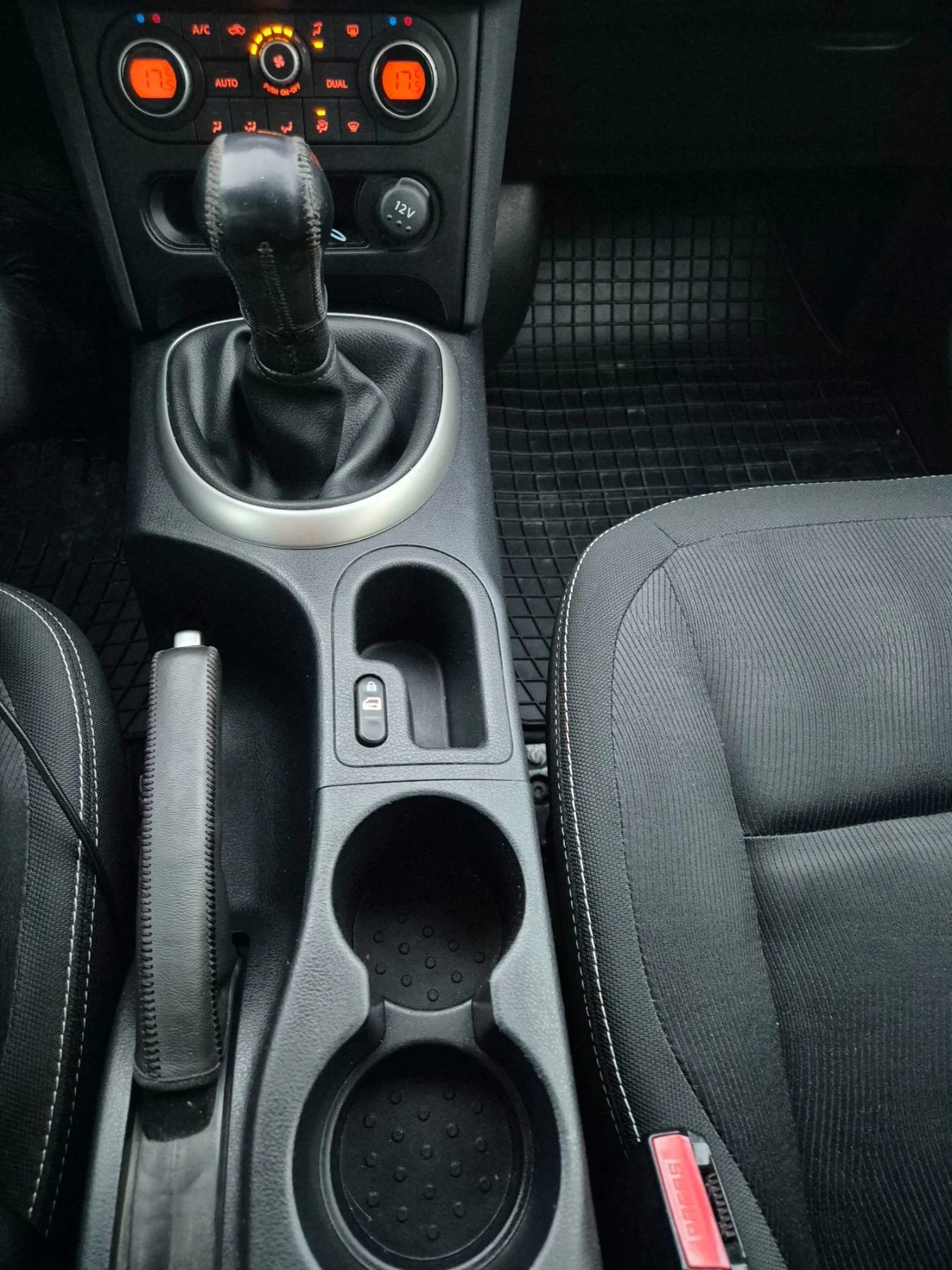Nissan Qashqai 1.6 tekna , снимка 15 - Автомобили и джипове - 56378059