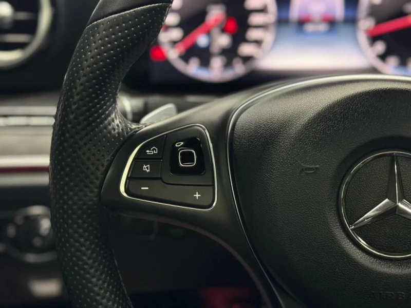 Mercedes-Benz E 300 * AMG PKG| NAV| 360CAM| BSM| HUD| BURMESTER| , снимка 14 - Автомобили и джипове - 52828139