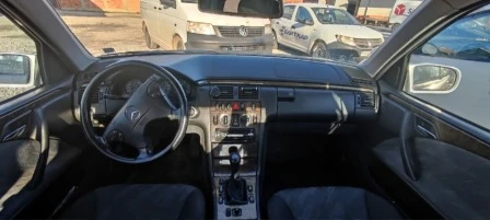 Mercedes-Benz E 220, снимка 15 - Автомобили и джипове - 47290538