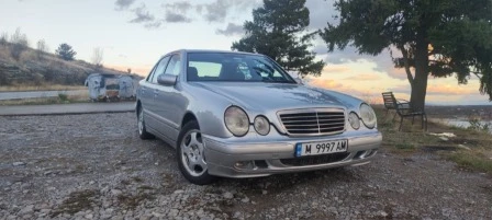 Mercedes-Benz E 220, снимка 4 - Автомобили и джипове - 47290538