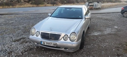 Mercedes-Benz E 220, снимка 2 - Автомобили и джипове - 47290538