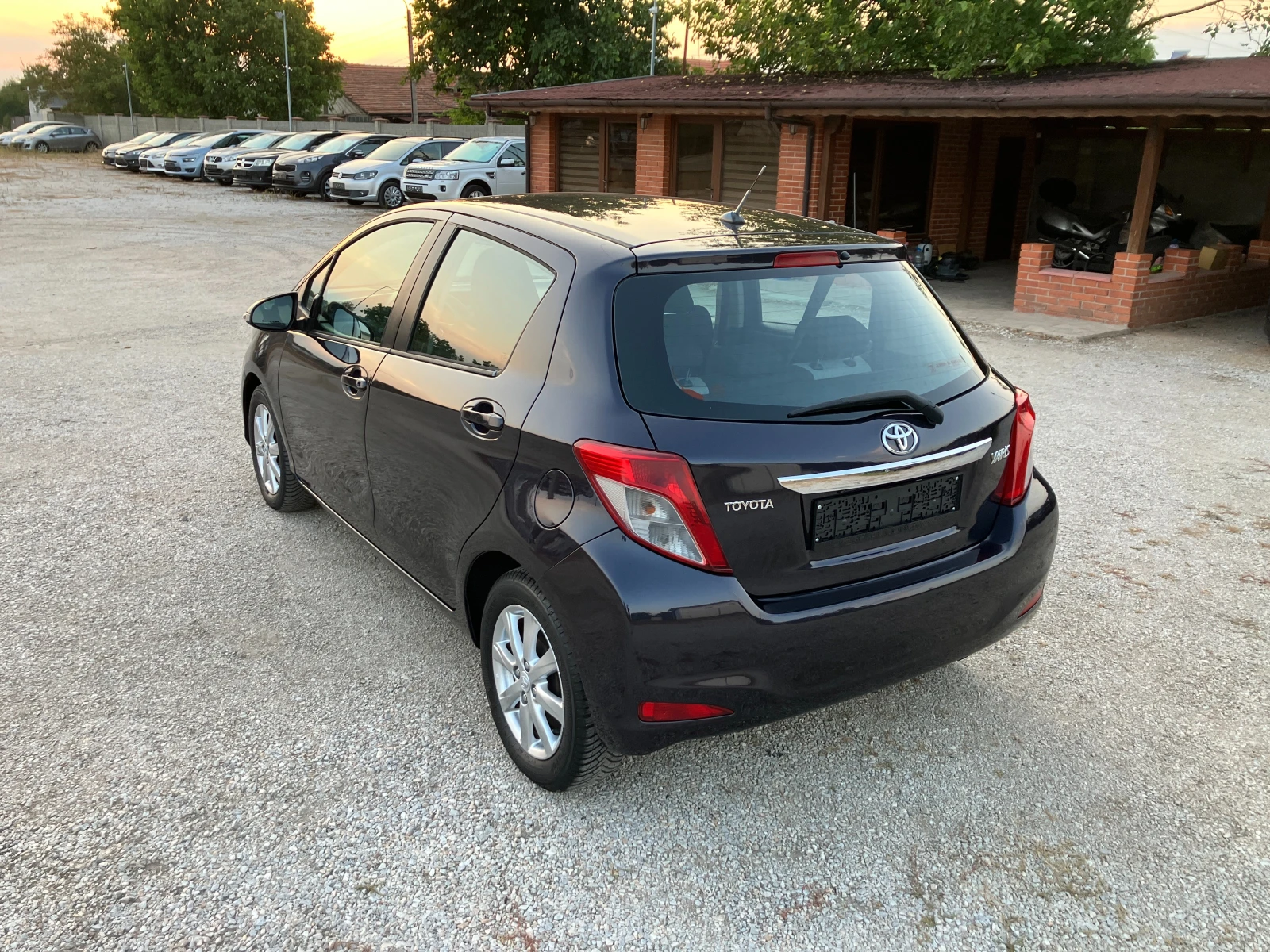 Toyota Yaris 1.3 VVT-i автоматик, снимка 5 - Автомобили и джипове - 55780669