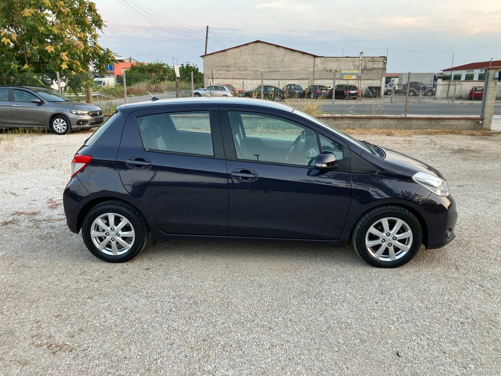 Toyota Yaris 1.3 VVT-i автоматик, снимка 8 - Автомобили и джипове - 55780669