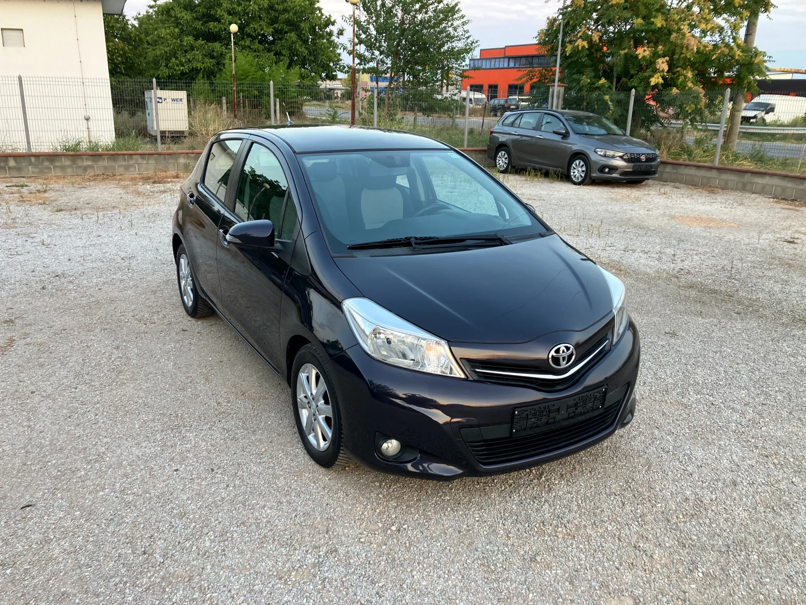 Toyota Yaris 1.3 VVT-i автоматик, снимка 9 - Автомобили и джипове - 55780669