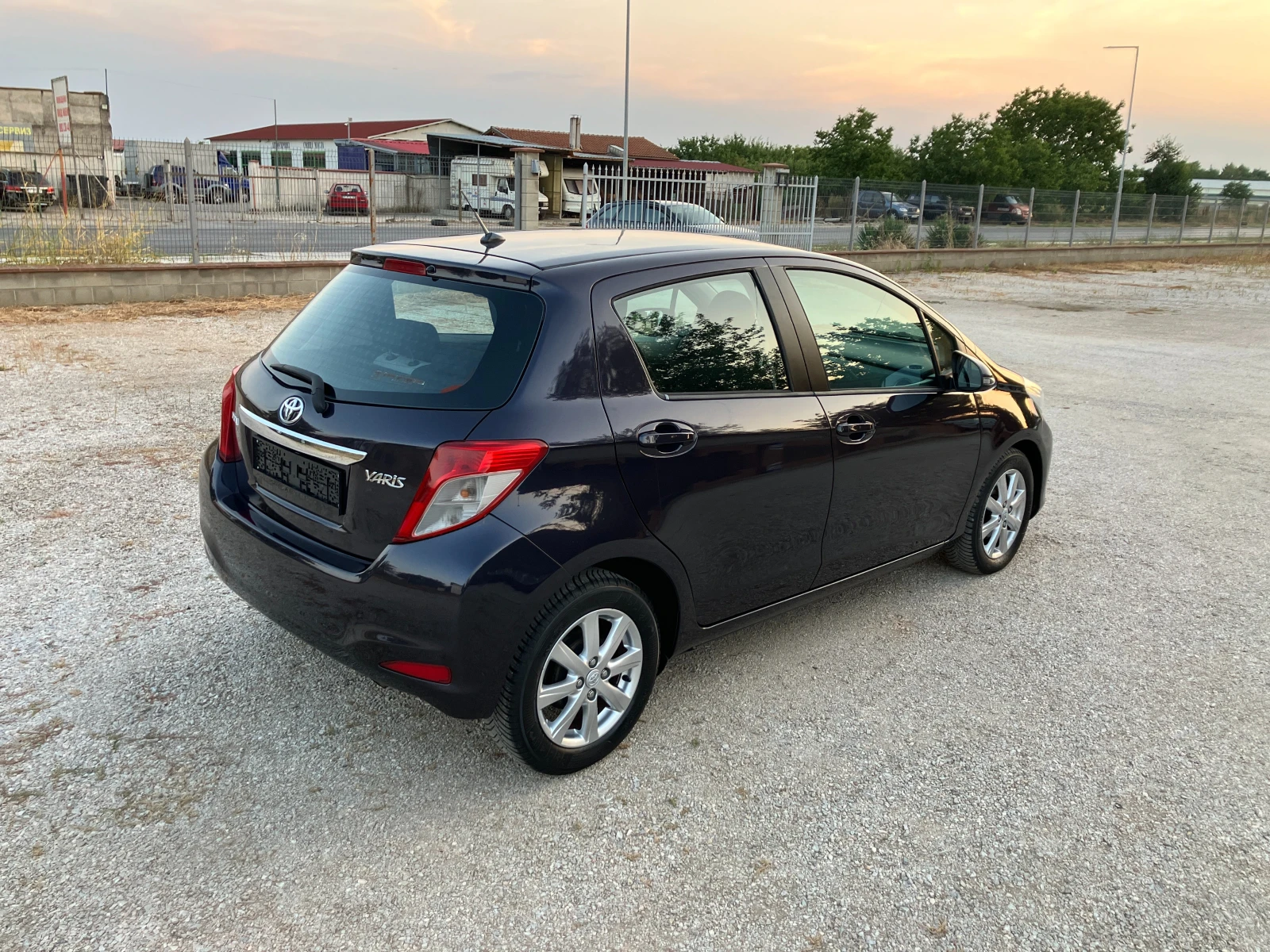 Toyota Yaris 1.3 VVT-i автоматик, снимка 7 - Автомобили и джипове - 55780669