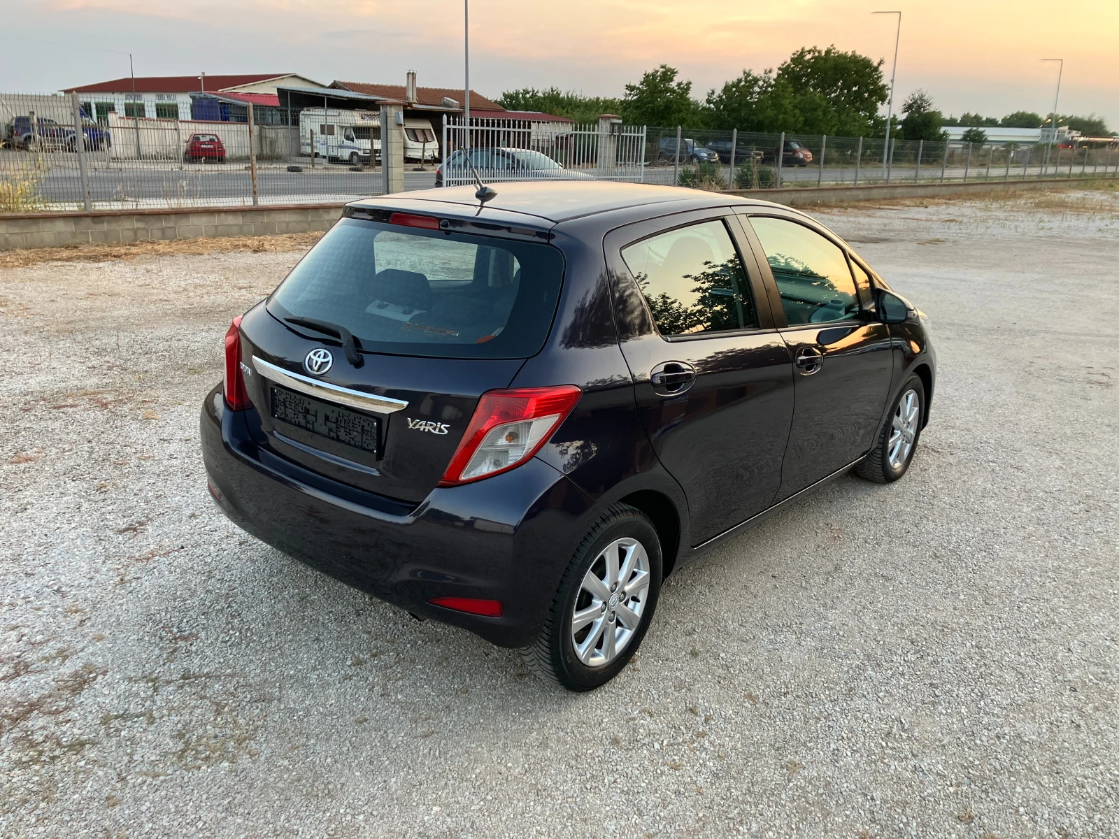 Toyota Yaris 1.3 VVT-i автоматик, снимка 6 - Автомобили и джипове - 55780669
