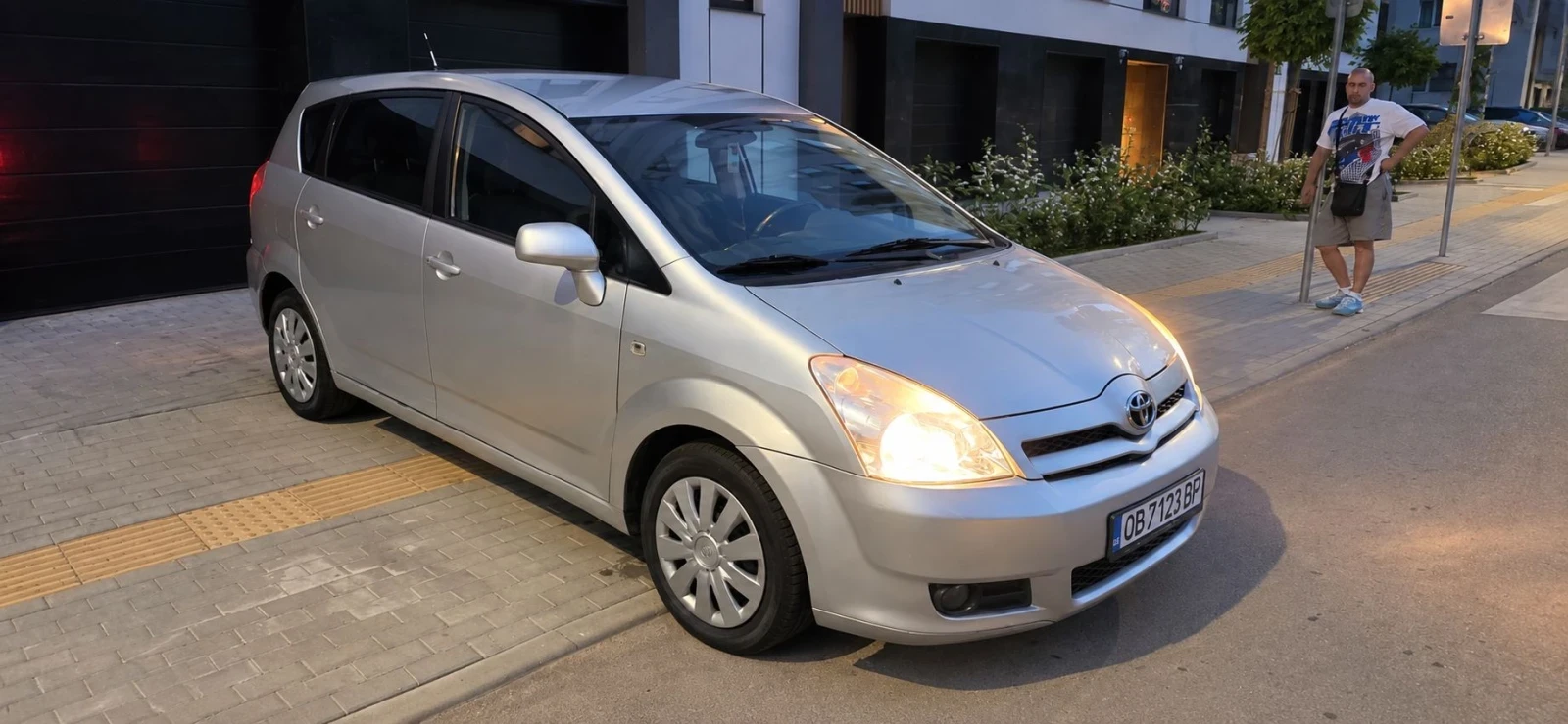 Toyota Corolla verso 1.6i, снимка 4 - Автомобили и джипове - 56043099