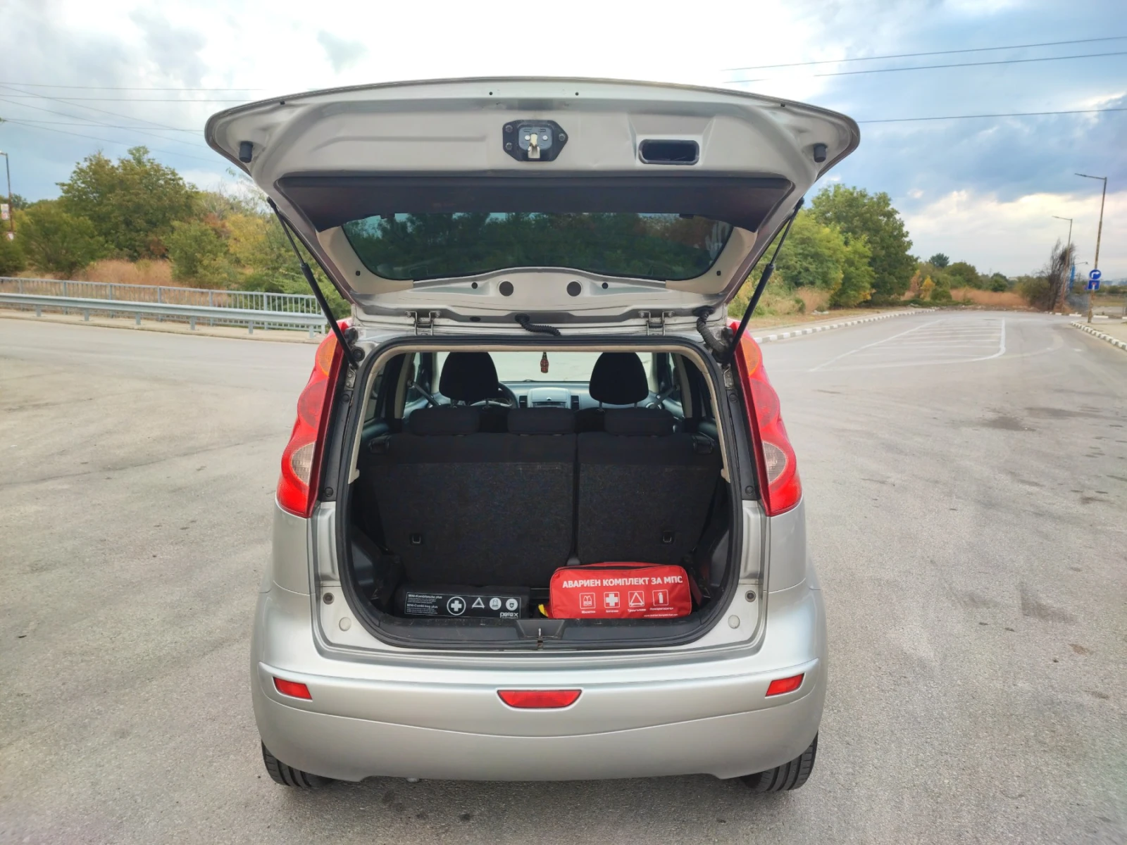 Nissan Note 1.4i 88 коня бензин, снимка 5 - Автомобили и джипове - 56301205
