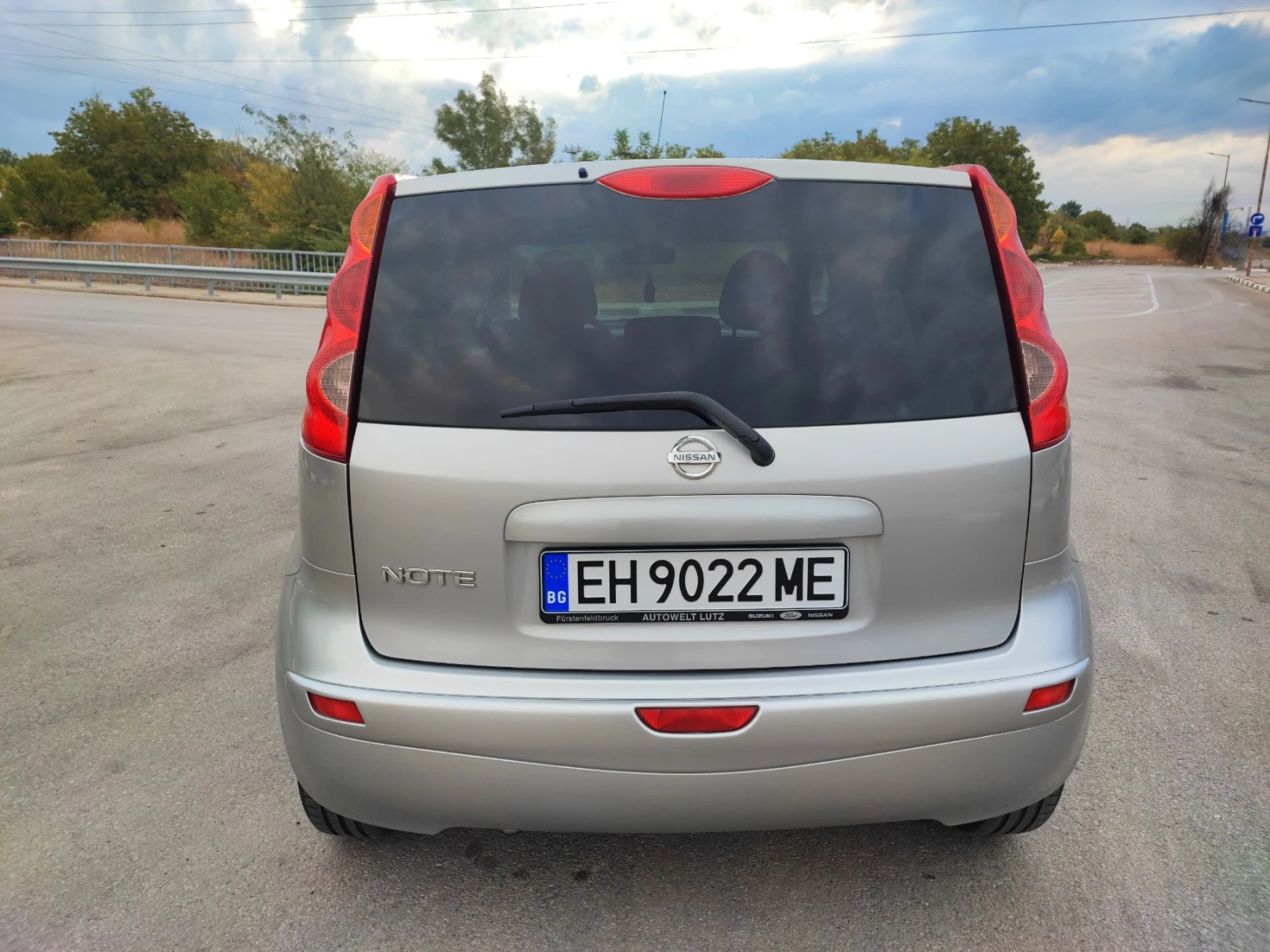 Nissan Note 1.4i 88 коня бензин, снимка 2 - Автомобили и джипове - 56301205