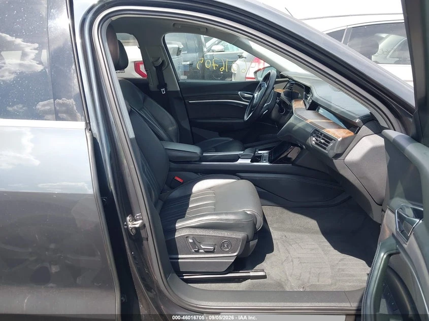 Audi E-Tron Premium Plus, снимка 5 - Автомобили и джипове - 56618842