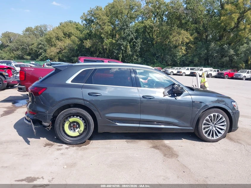 Audi E-Tron Premium Plus, снимка 13 - Автомобили и джипове - 56618842