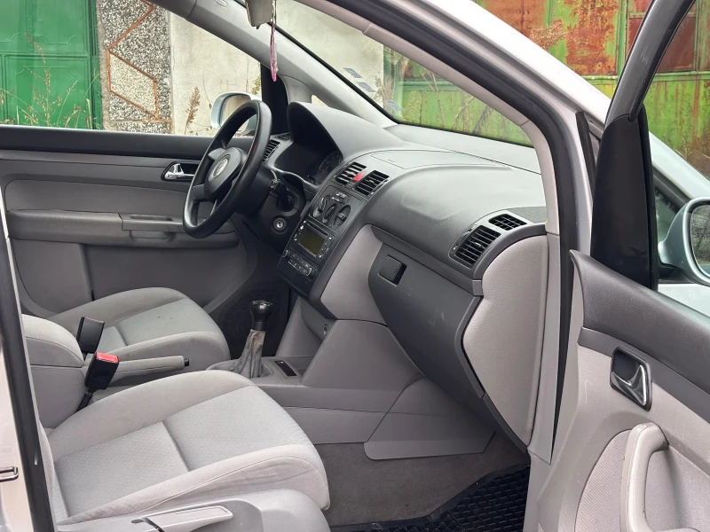 VW Touran 1.6, снимка 6 - Автомобили и джипове - 48391897