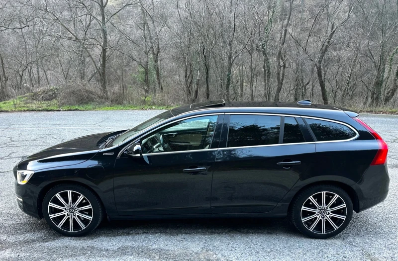 Volvo V60 2.4D6 Plug-In/Дистроник/Line assist/4x4, снимка 2 - Автомобили и джипове - 52867730