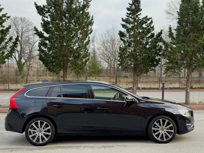 Volvo V60 2.4D6 Plug-In/Дистроник/Line assist/4x4, снимка 8 - Автомобили и джипове - 52867730