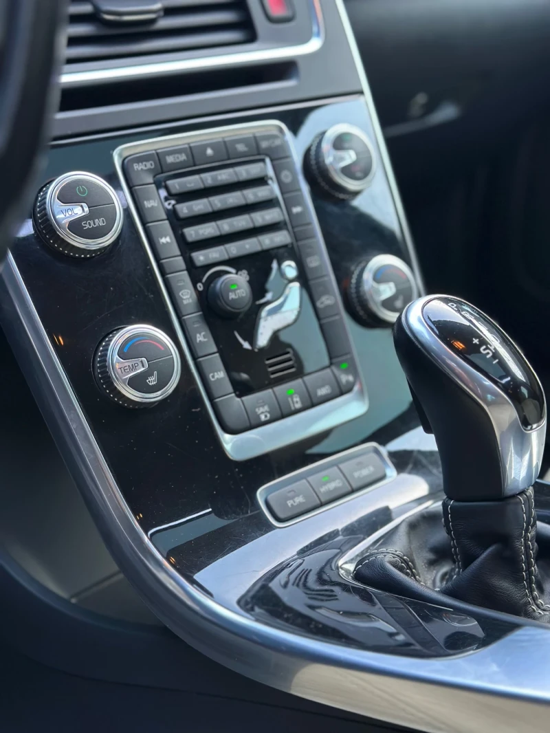 Volvo V60 2.4D6 Plug-In/Дистроник/Line assist/4x4, снимка 12 - Автомобили и джипове - 52867730