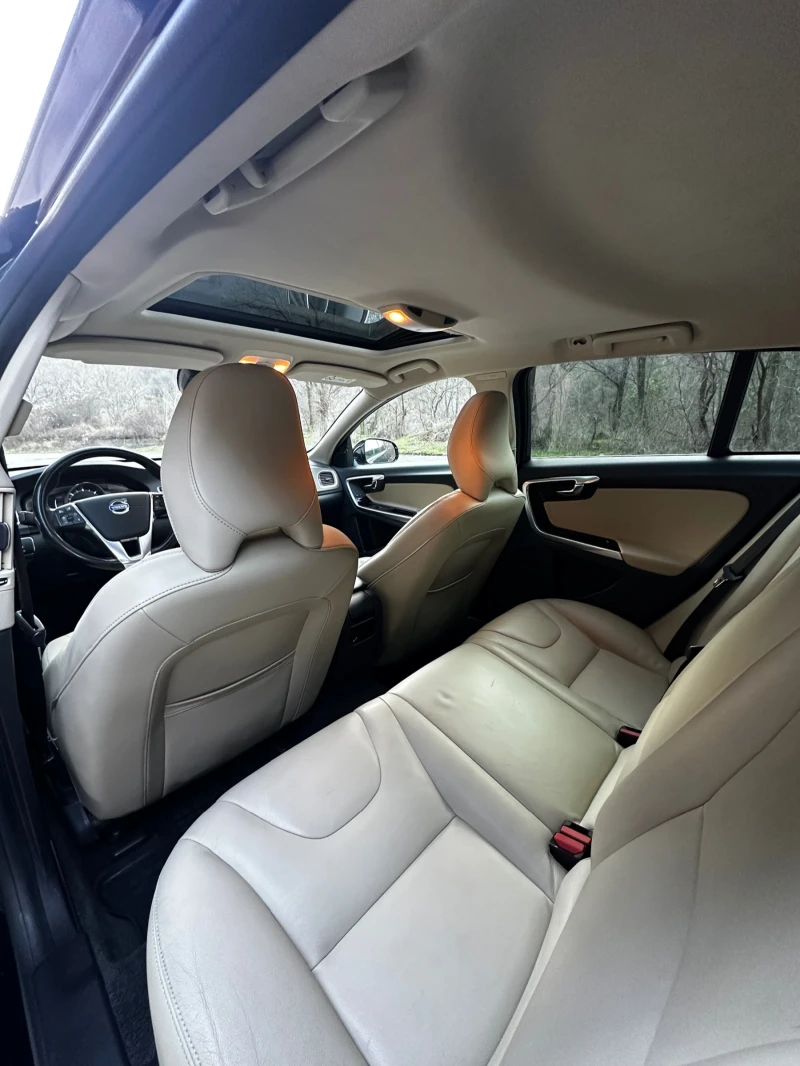 Volvo V60 2.4D6 Plug-In/Дистроник/Line assist/4x4, снимка 11 - Автомобили и джипове - 52867730