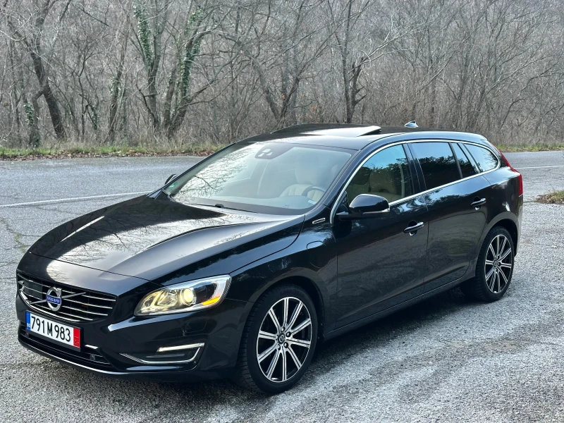 Volvo V60 2.4D6 Plug-In/Дистроник/Line assist/4x4, снимка 3 - Автомобили и джипове - 52867730