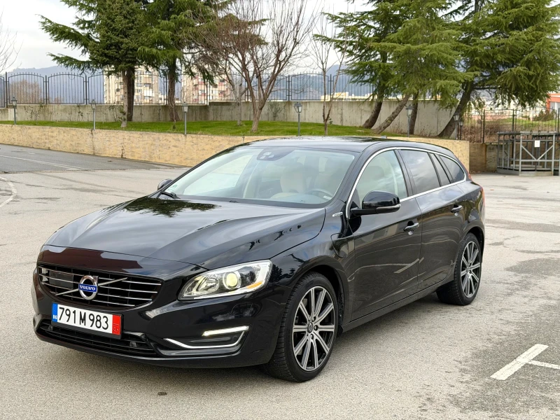 Volvo V60 2.4D6 Plug-In/Дистроник/Line assist/4x4, снимка 3 - Автомобили и джипове - 52867730