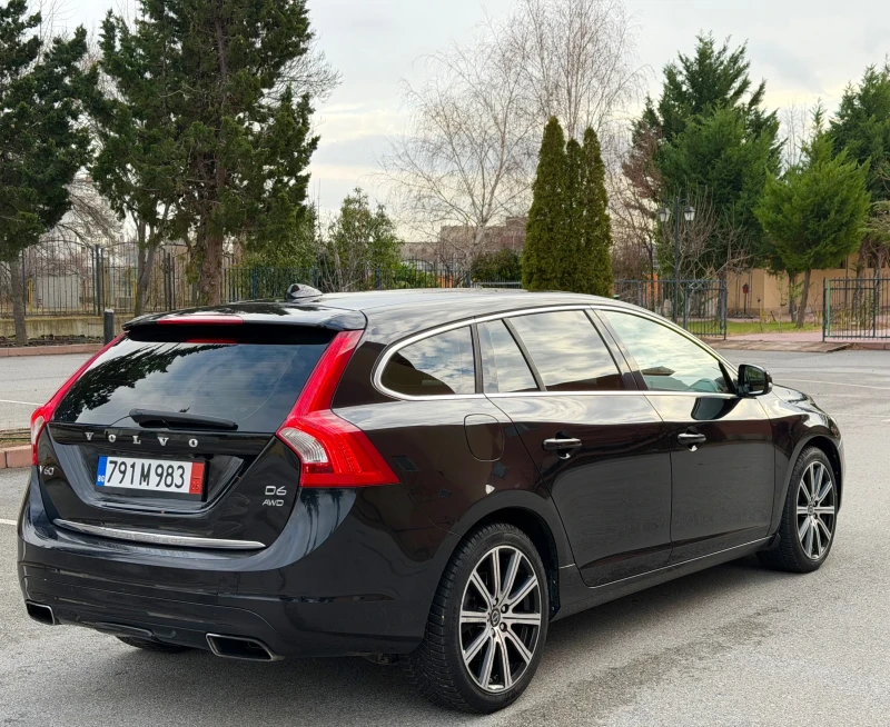 Volvo V60 2.4D6 Plug-In/Дистроник/Line assist/4x4, снимка 7 - Автомобили и джипове - 52867730