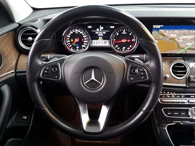 Mercedes-Benz E 220 Exclusive, снимка 12 - Автомобили и джипове - 53077624