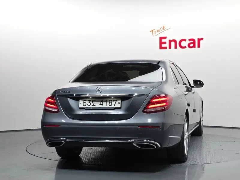 Mercedes-Benz E 220 Exclusive - изображение 4