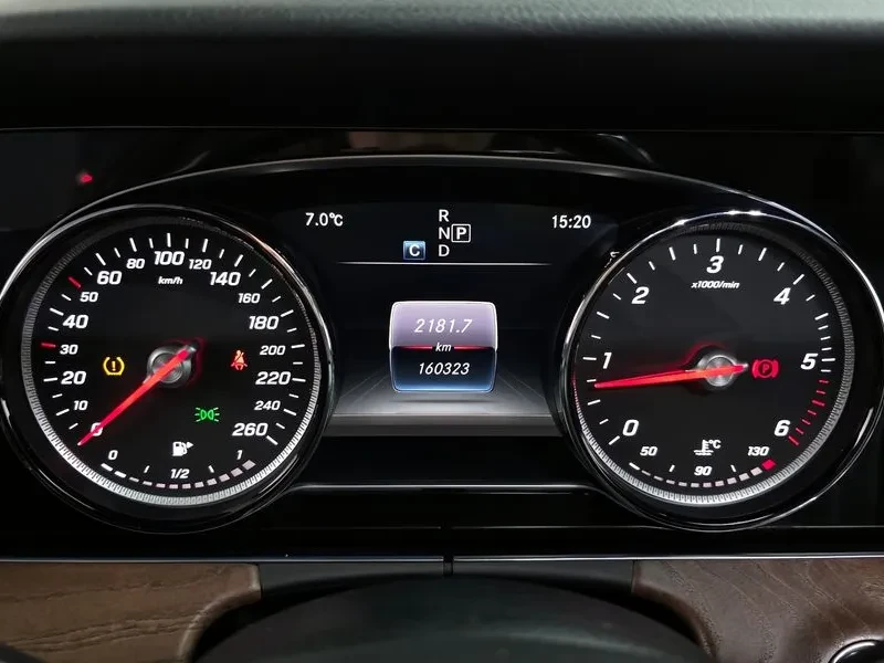 Mercedes-Benz E 220 Exclusive - изображение 8