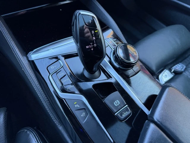 BMW 550 M550* XDRIVE* ДИСТРОНИК* HARMON* KARDON* 360КАМЕРА, снимка 13 - Автомобили и джипове - 53719912