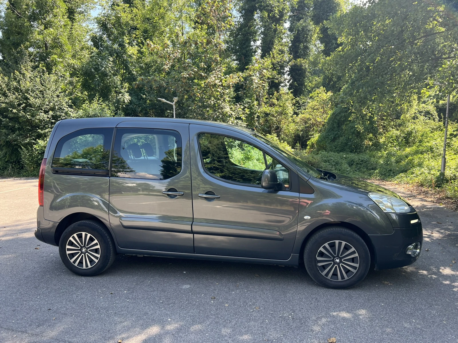 Peugeot Partner PARTNER TEPEE 1.6 HDI 92 к.с. - изображение 7