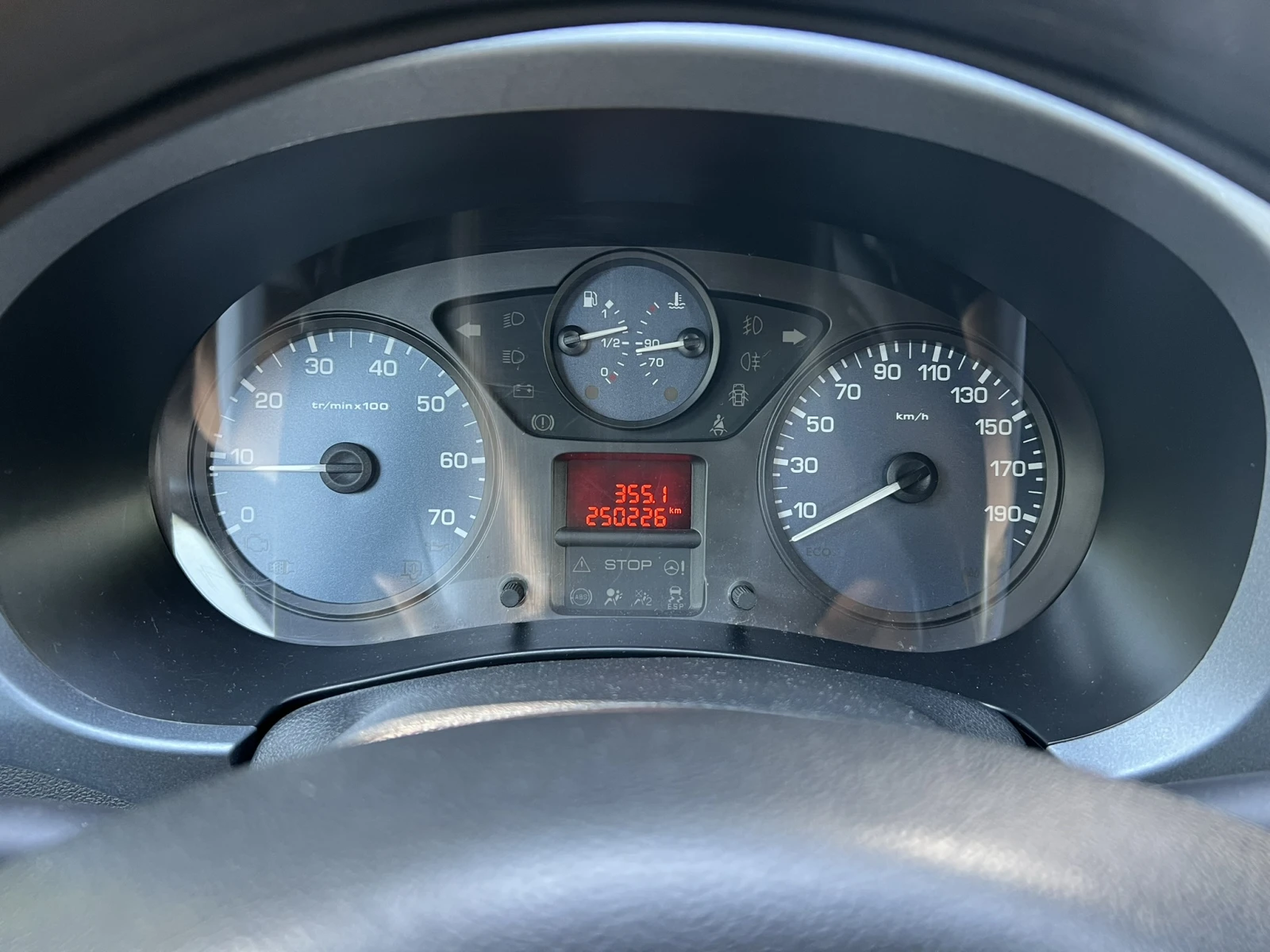Peugeot Partner PARTNER TEPEE 1.6 HDI 92 к.с. - изображение 10