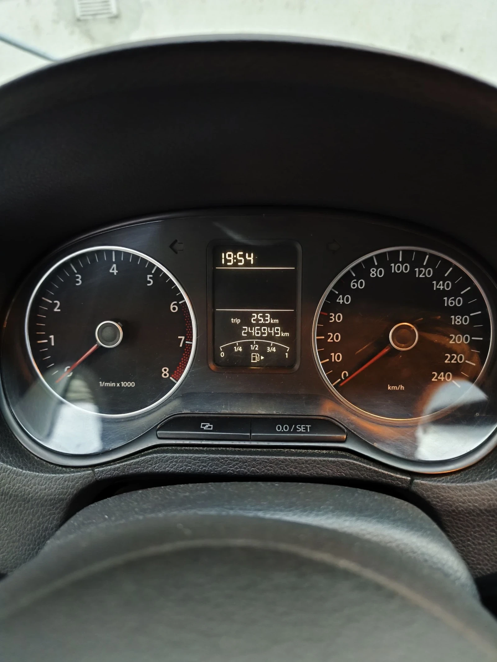 VW Polo 1.2 бензин 2010год добро състояние., снимка 11 - Автомобили и джипове - 54207352