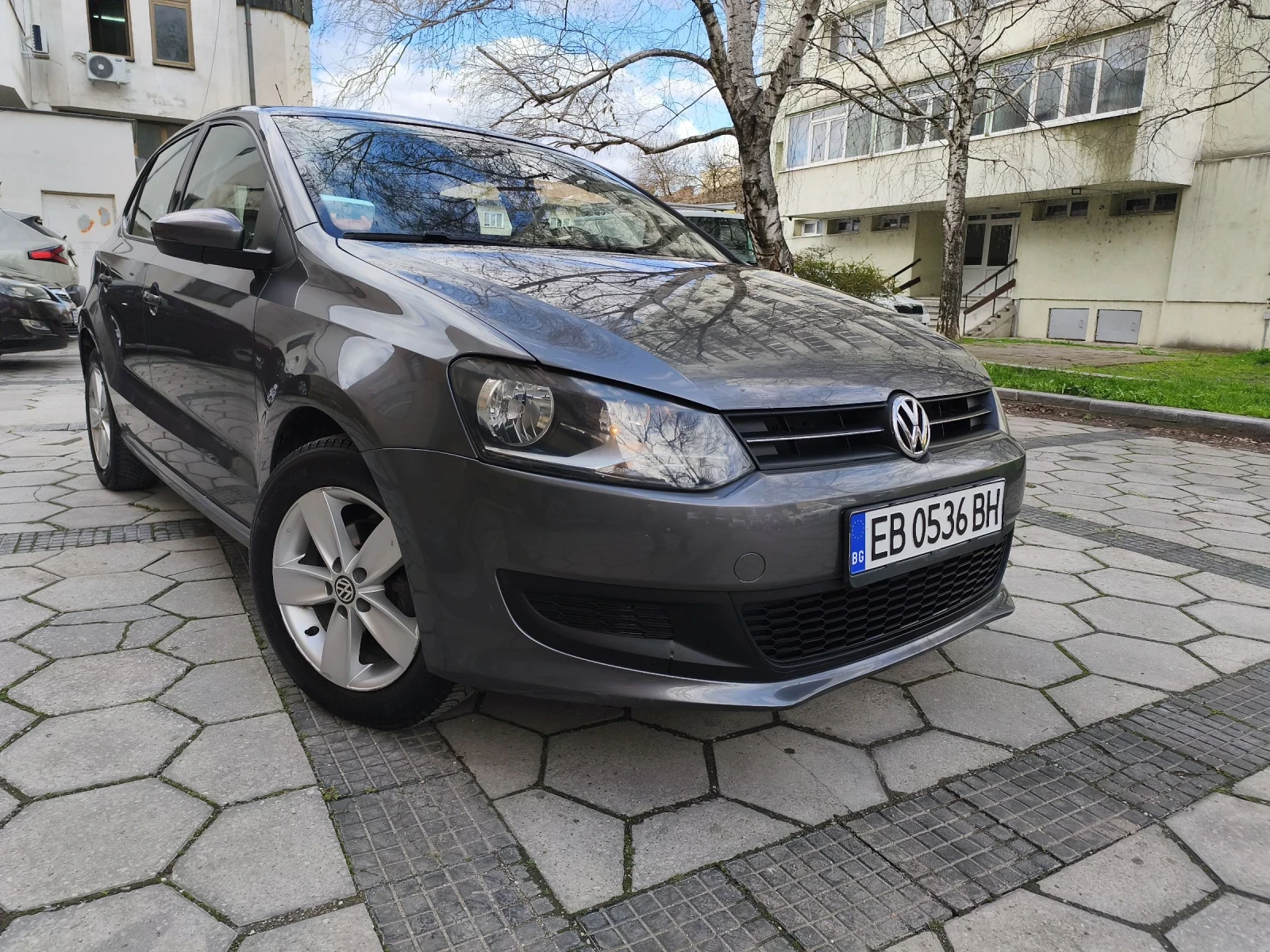 VW Polo 1.2 бензин 2010год добро състояние., снимка 2 - Автомобили и джипове - 54207352