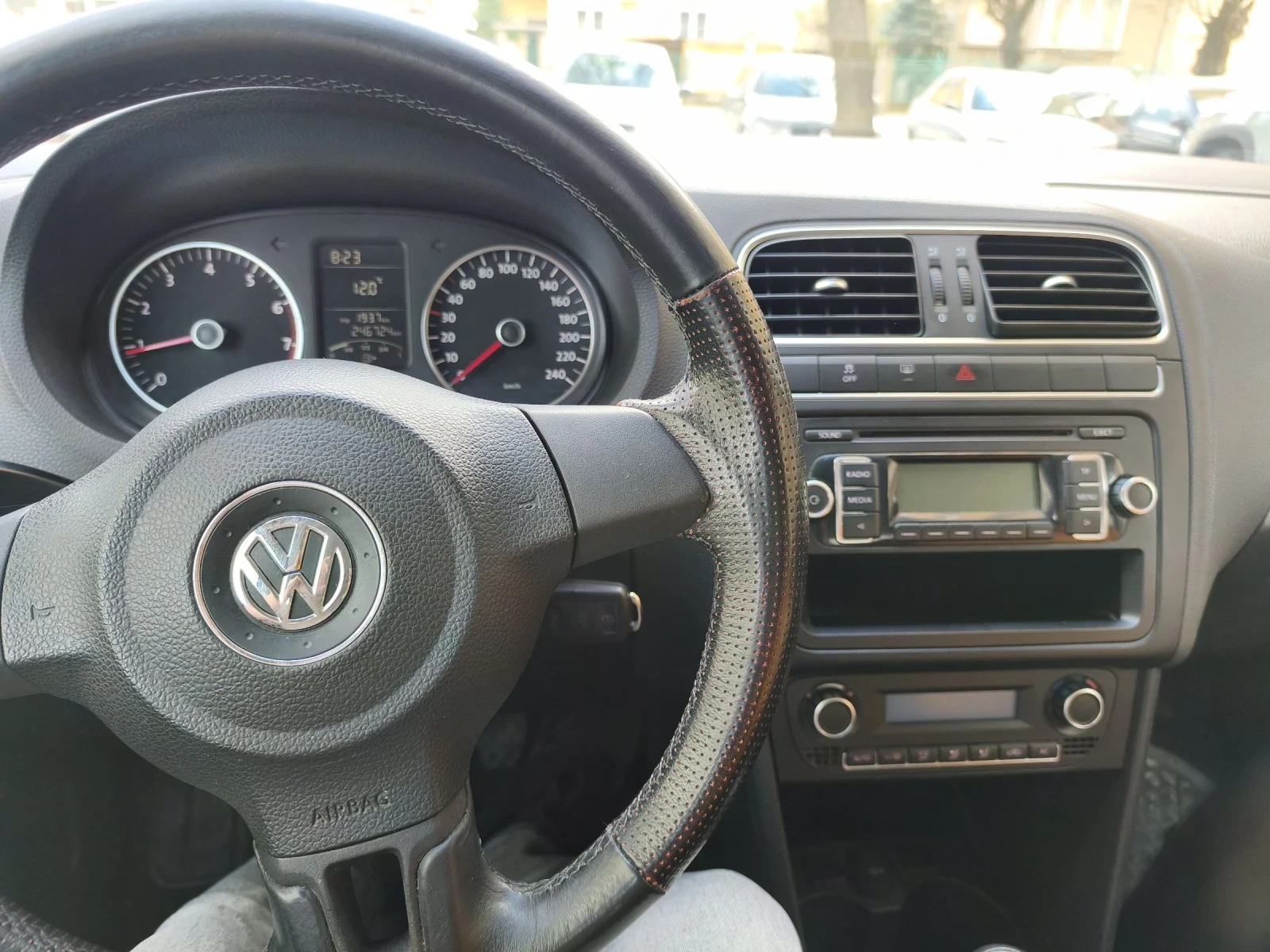 VW Polo 1.2 бензин 2010год добро състояние., снимка 8 - Автомобили и джипове - 54207352