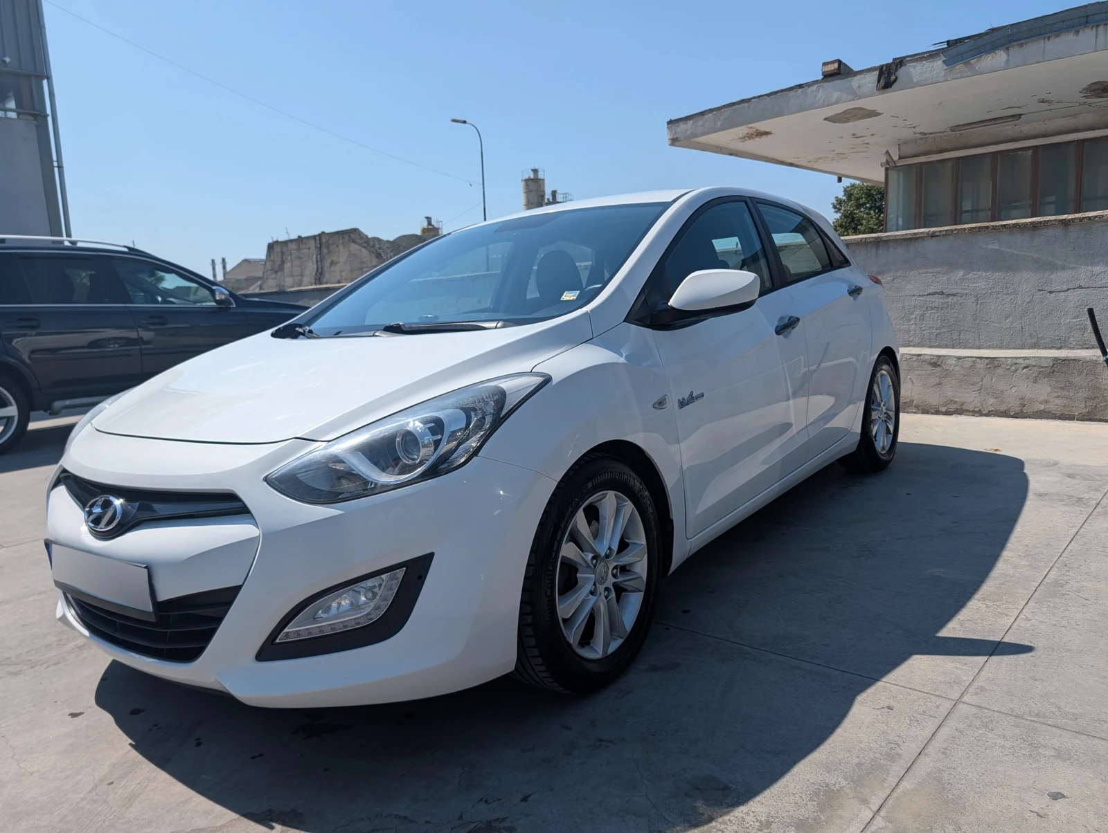 Hyundai I30 1.4, два комплекта гуми с джанти;ГО/П/В до 04/2027
