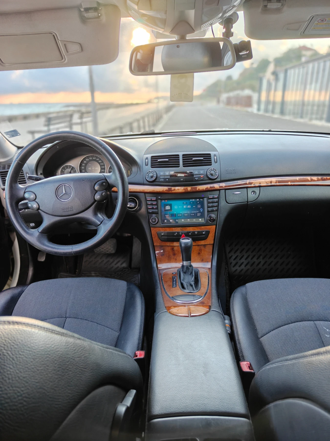 Mercedes-Benz E 200, снимка 15 - Автомобили и джипове - 56304617