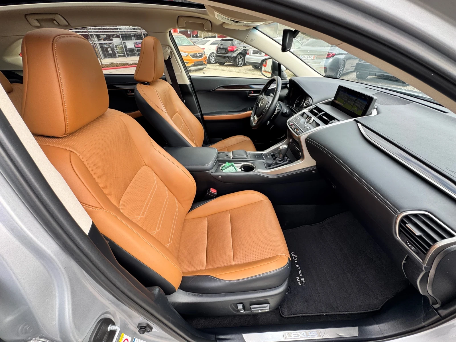 Lexus NX 300h 2.5h 197к.с FACE Luxury с Гаранция 4х4, снимка 15 - Автомобили и джипове - 53923060