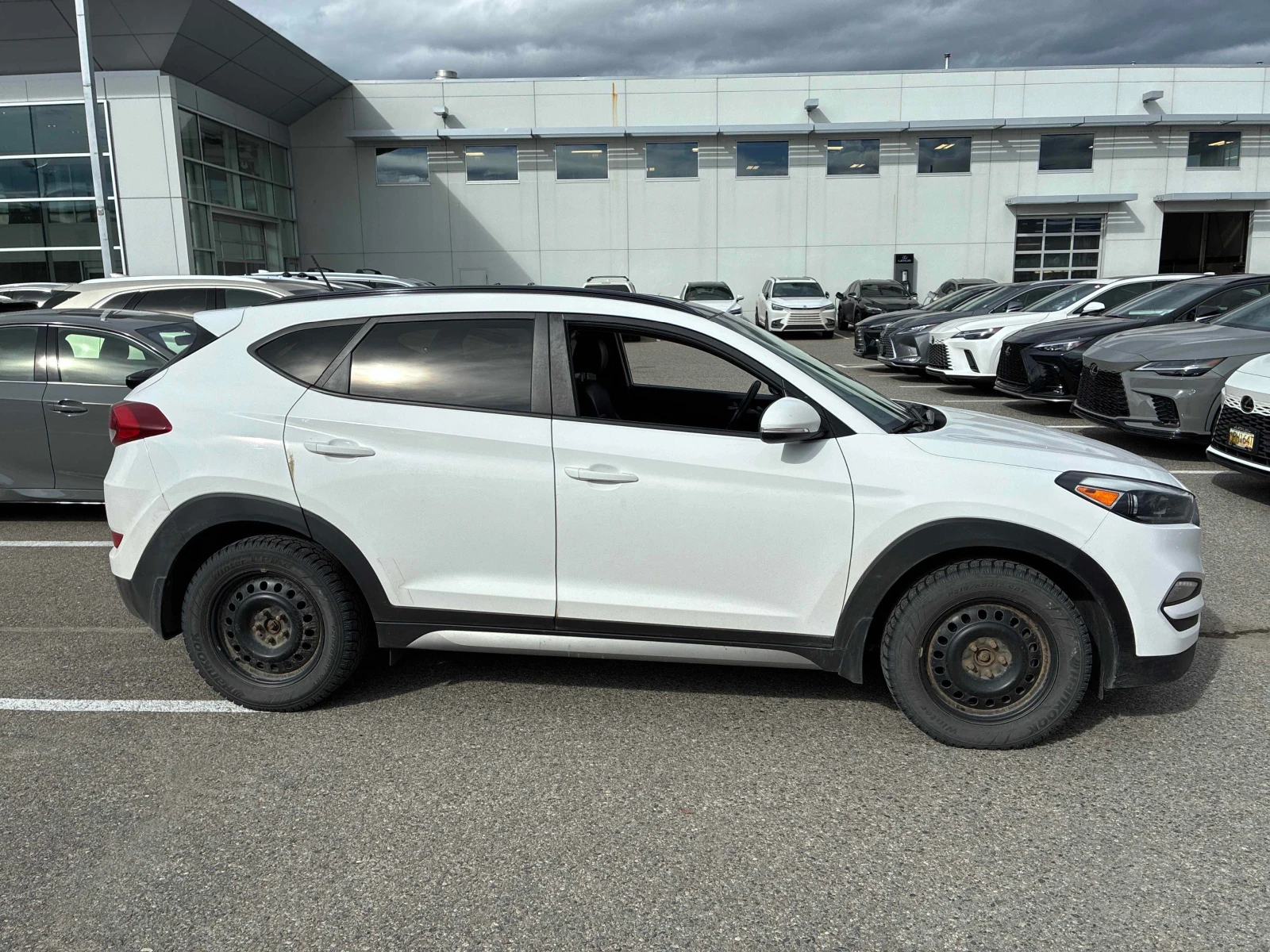 Hyundai Tucson 2.0L 4cyl AWD, снимка 3 - Автомобили и джипове - 53939475