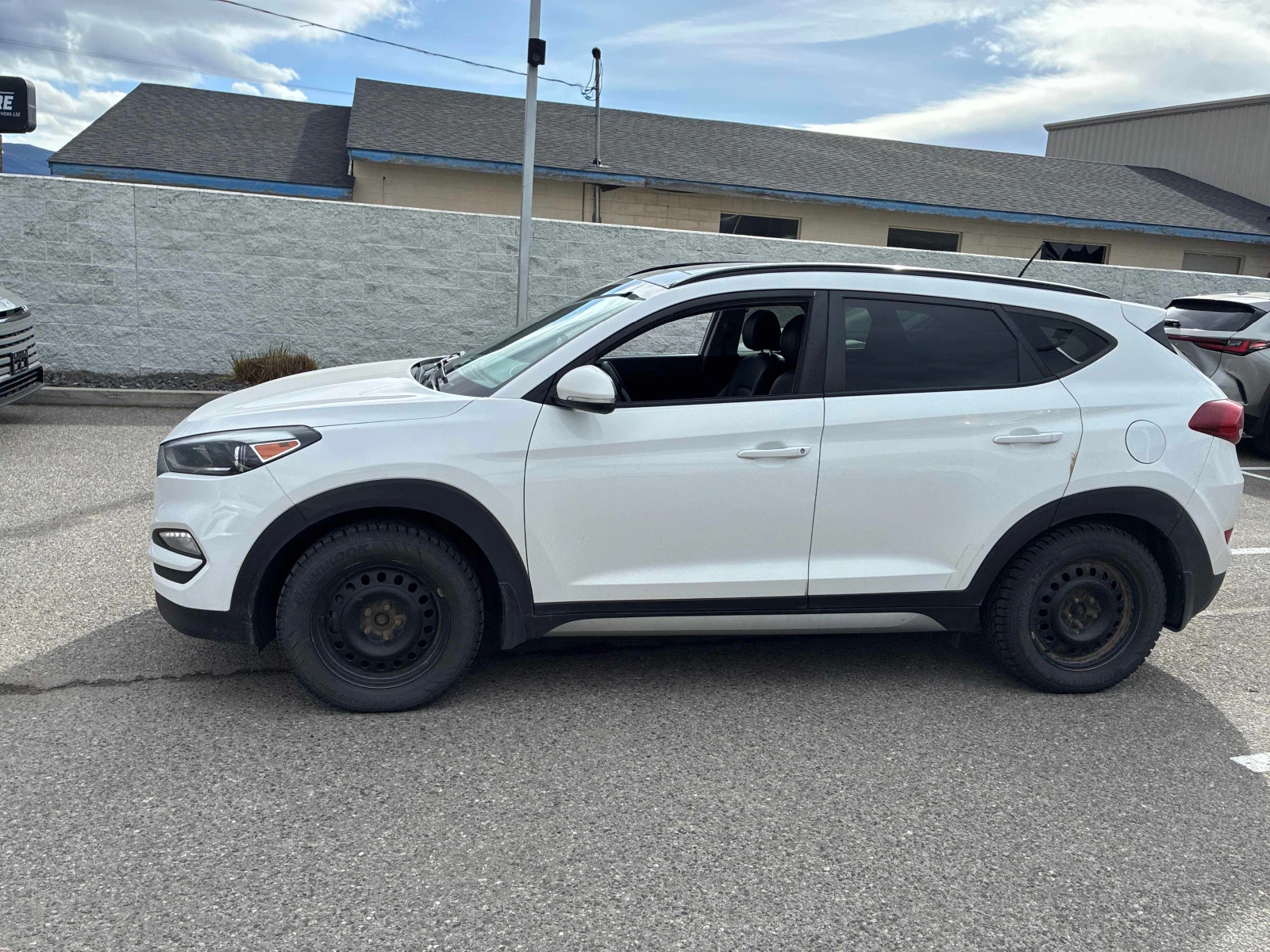 Hyundai Tucson 2.0L 4cyl AWD, снимка 2 - Автомобили и джипове - 53939475