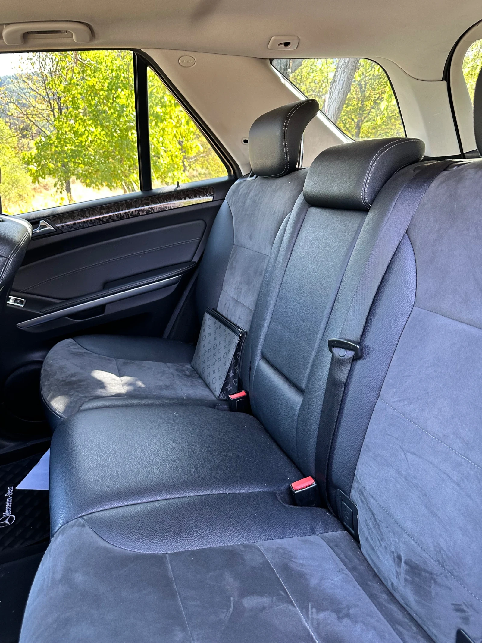 Mercedes-Benz ML 320 AirMatic* BOSE* ALCANTARA* PANORAMA* SPORT, снимка 12 - Автомобили и джипове - 56167334