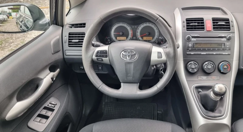 Toyota Auris 1.6i Швейцария 6скорости Фейслифт , снимка 12 - Автомобили и джипове - 47089868