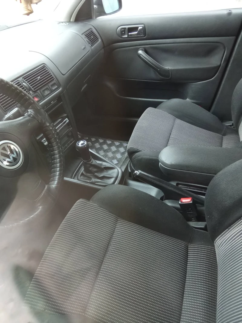 VW Golf 1.6, снимка 4 - Автомобили и джипове - 48071166